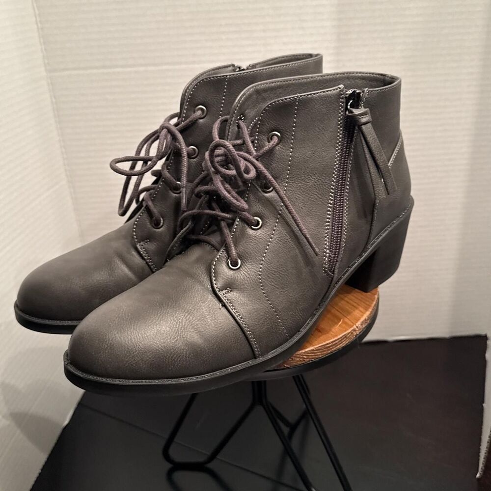 NWOT Easy-street Women's Grey Boots, Size 10